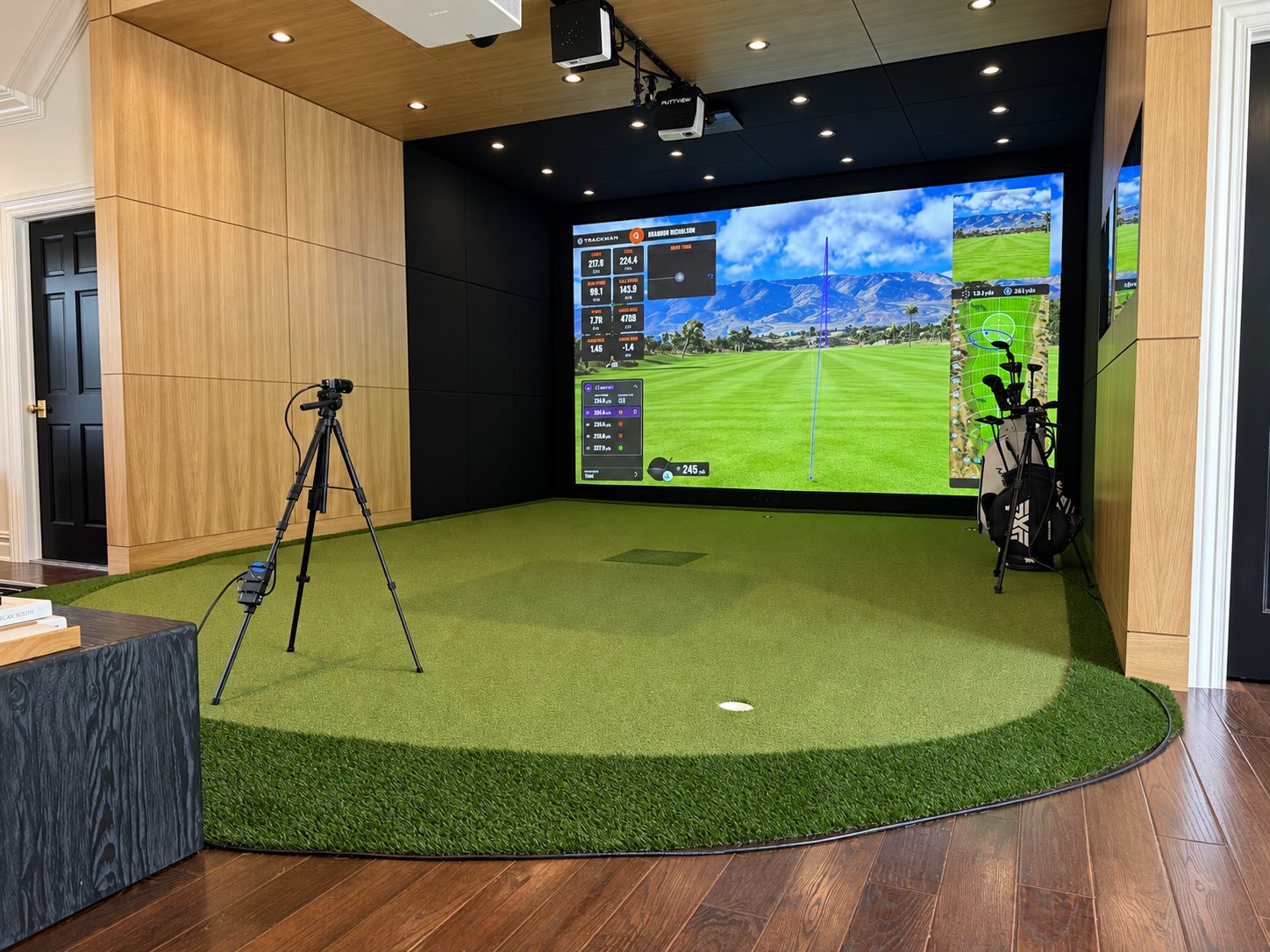 Putting surface and turf detail Curved turf edge and putting green in a finished TrackMan simulator room