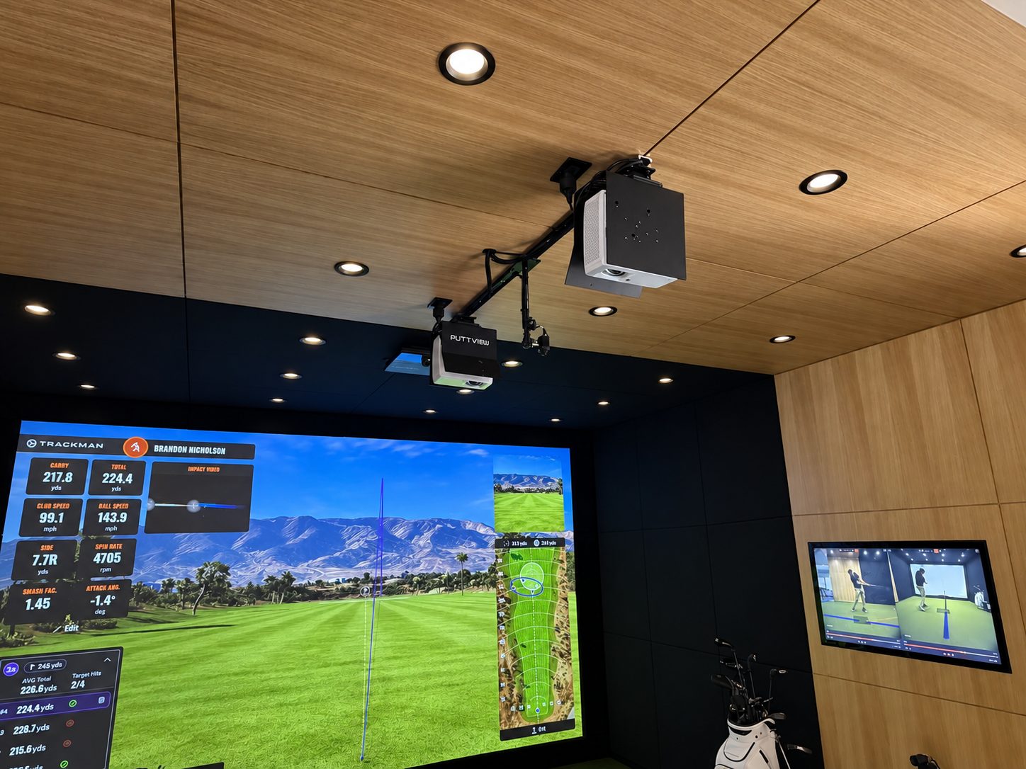 Ceiling-mounted projection and PuttView equipment above the TrackMan screen